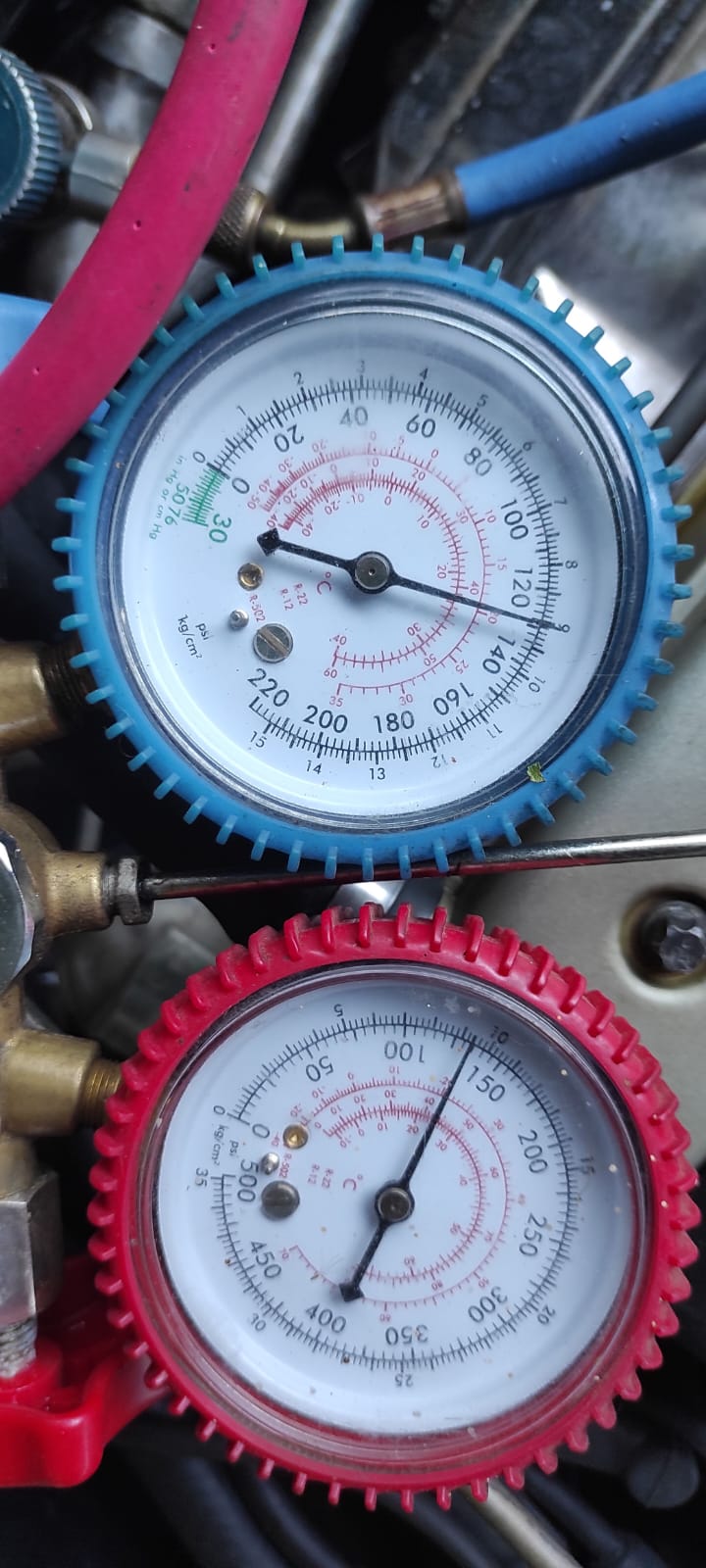 Manometros conectados para diagnostico de fallas en AC vehicular