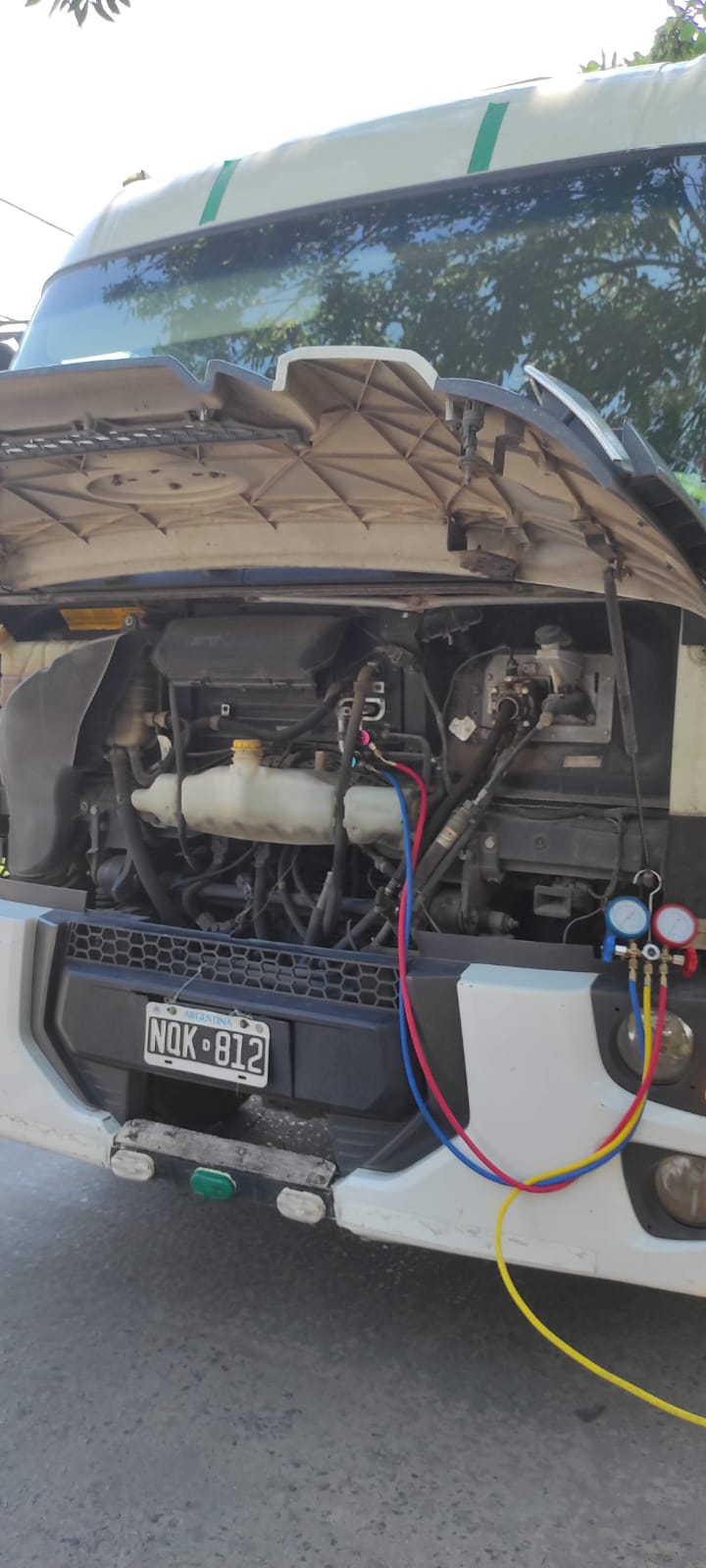 Motor de camioneta con sistema de climatizacion automotor