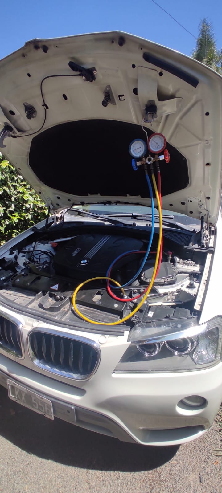 Reparacion de componentes del aire acondicionado en motor de camioneta