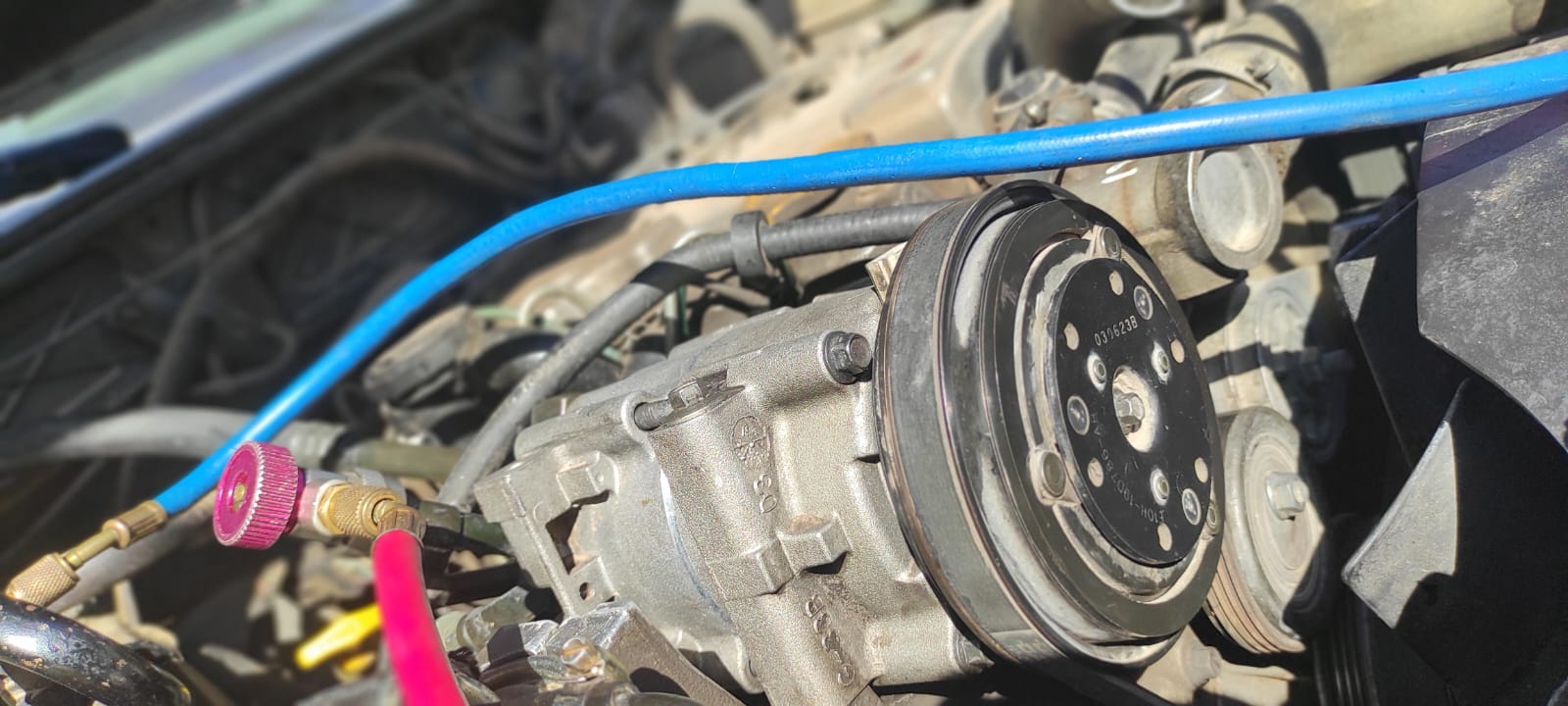 Motor de vehiculo con sistema de aire acondicionado automotor